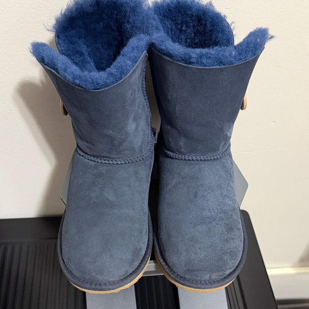 ✨ UGG Bailey Button Mini Boots – Navy Blue (Size 5) ✨ - Picture 3 of 5